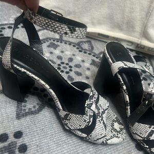 Wild Dive women’s ankle strap platform.Black and White . Chunky heal  size 9